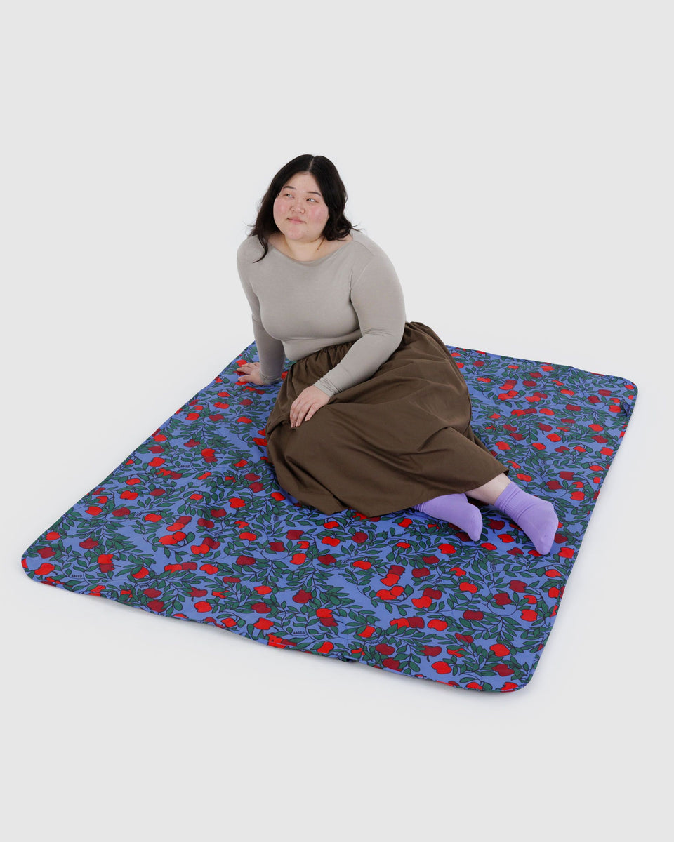 BAGGU PRODUCTS Puffy Picnic Blanket - Apple Tree