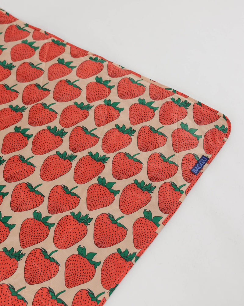 BAGGU  Puffy Picnic Blanket - Strawberry