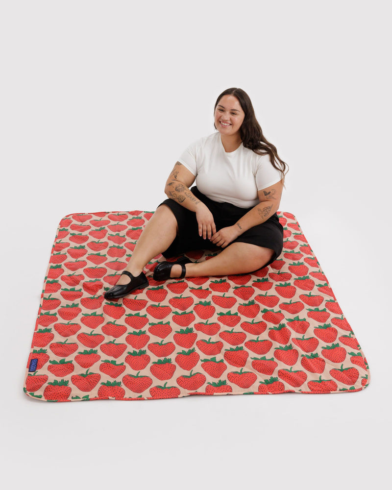 BAGGU  Puffy Picnic Blanket - Strawberry