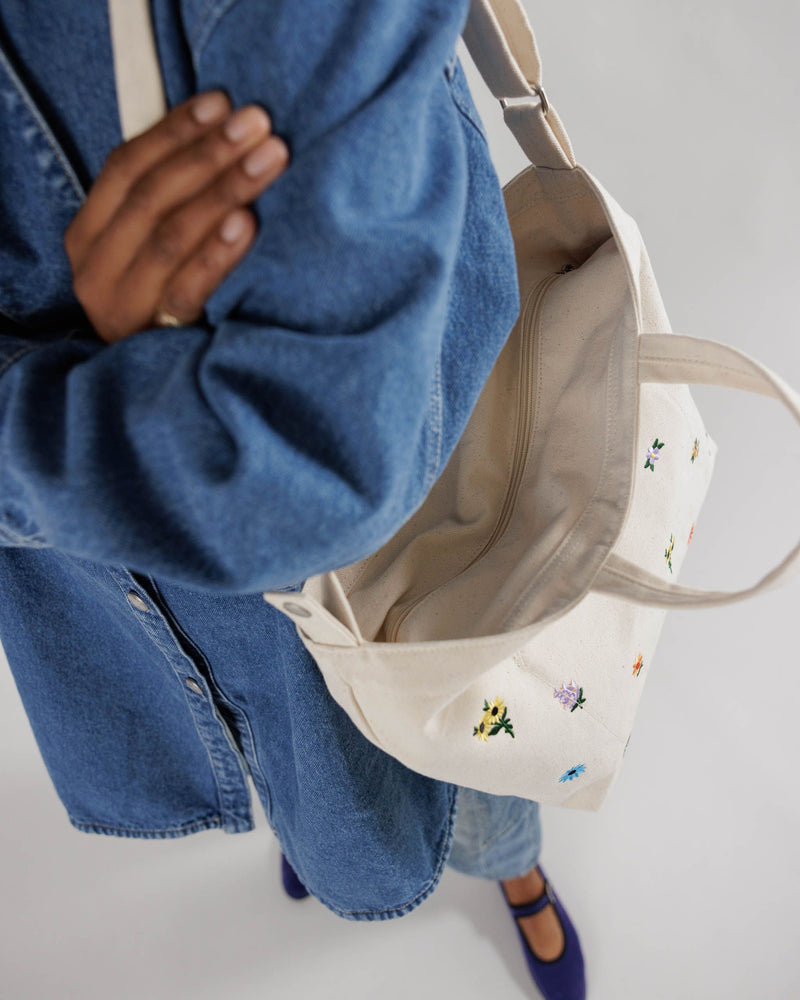 BAGGU  Horizontal Zip Duck Bag - Embroidered Ditsy Floral