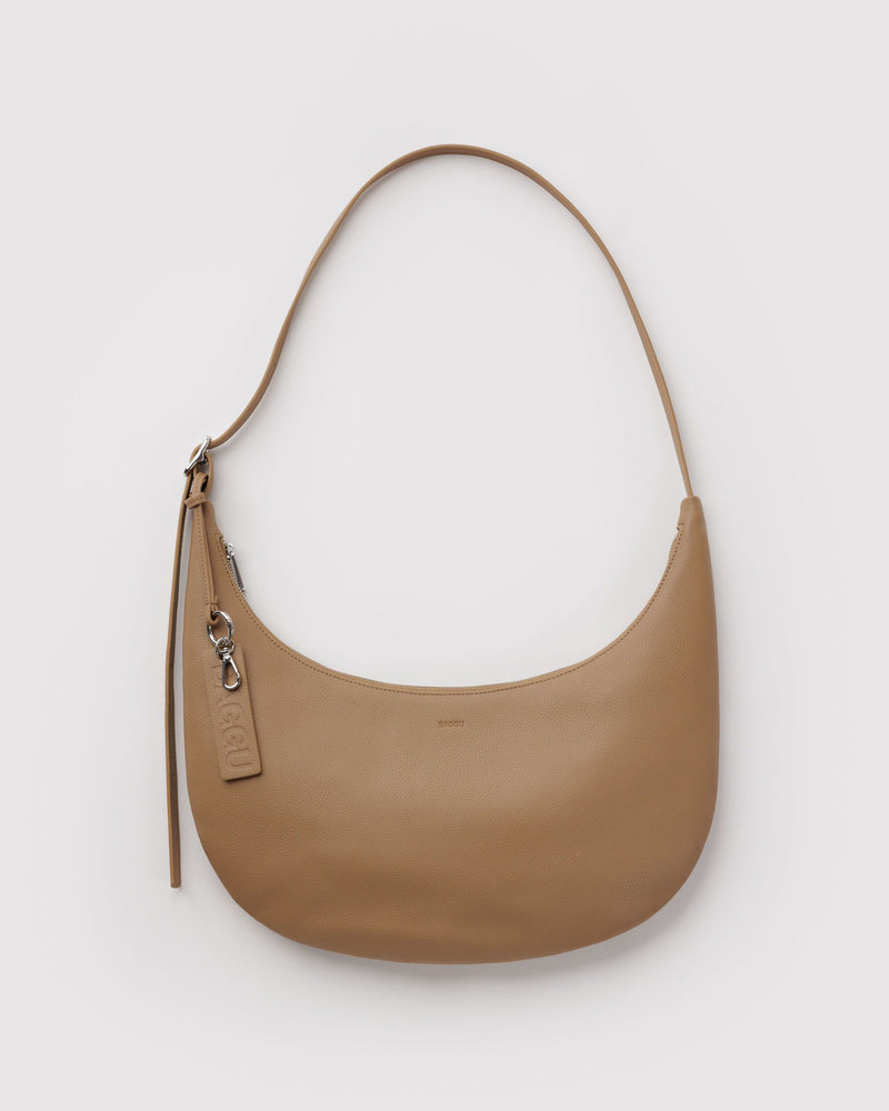 BAGGU  Medium Recycled Leather Flat Crescent - Dune