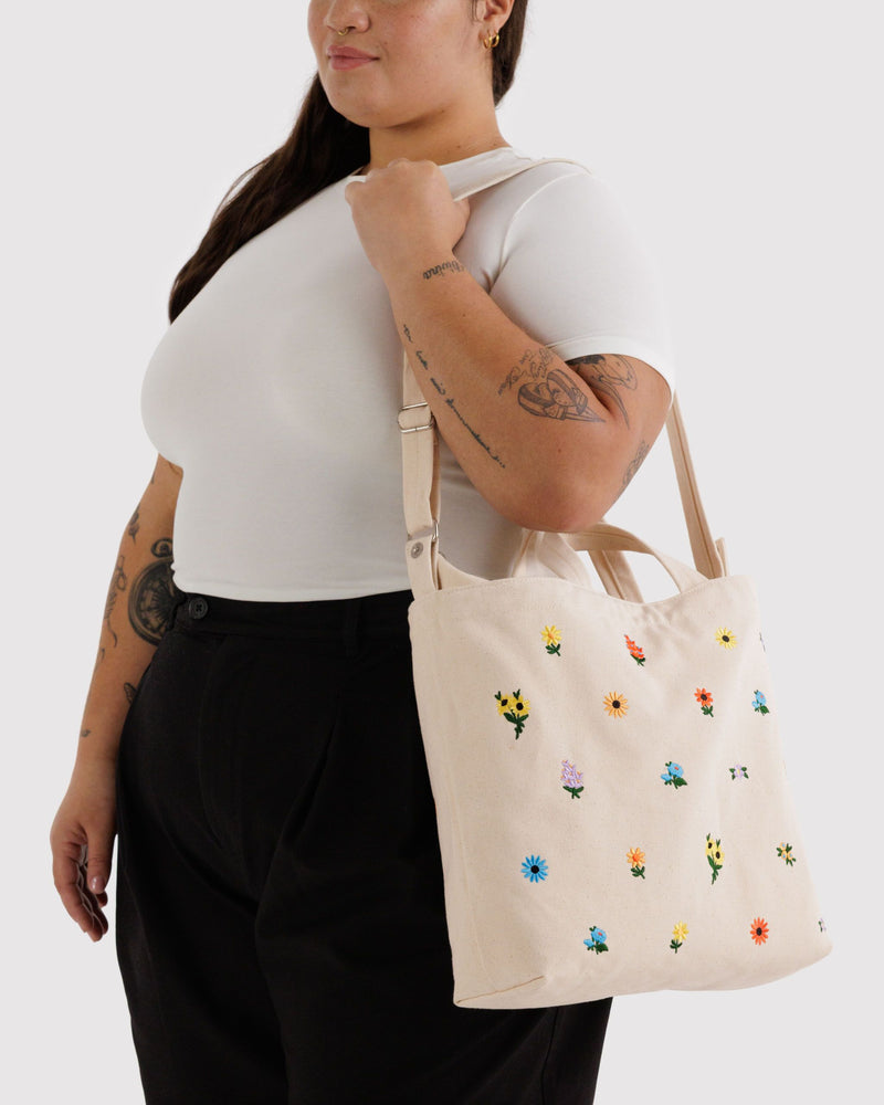 BAGGU  Horizontal Zip Duck Bag - Embroidered Ditsy Floral